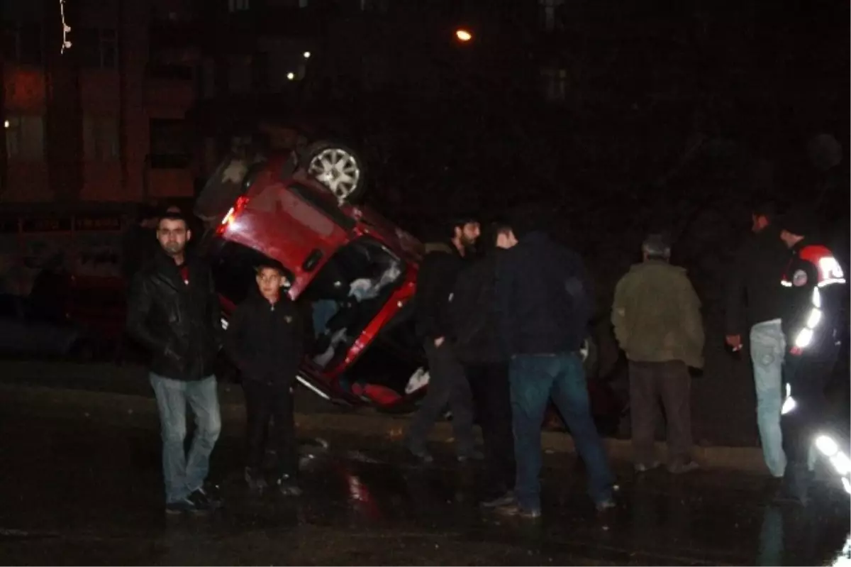 Elazığ\'da Yağışlı Hava Kaza Getirdi: 4 Yaralı