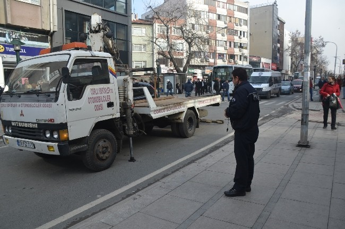 Yanlış Parklar Trafiği Etkiliyor