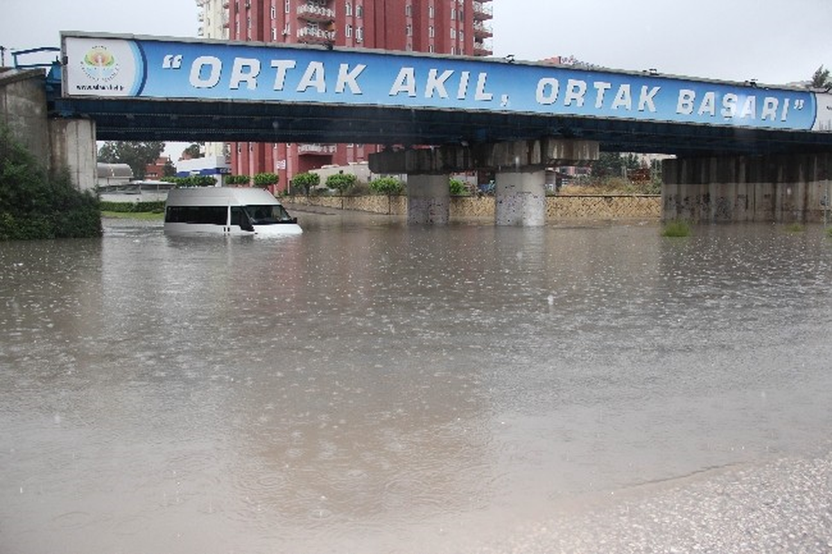 Aldırmaz Gazetecileri Köprü Altında Çay İçmeye Davet Etti