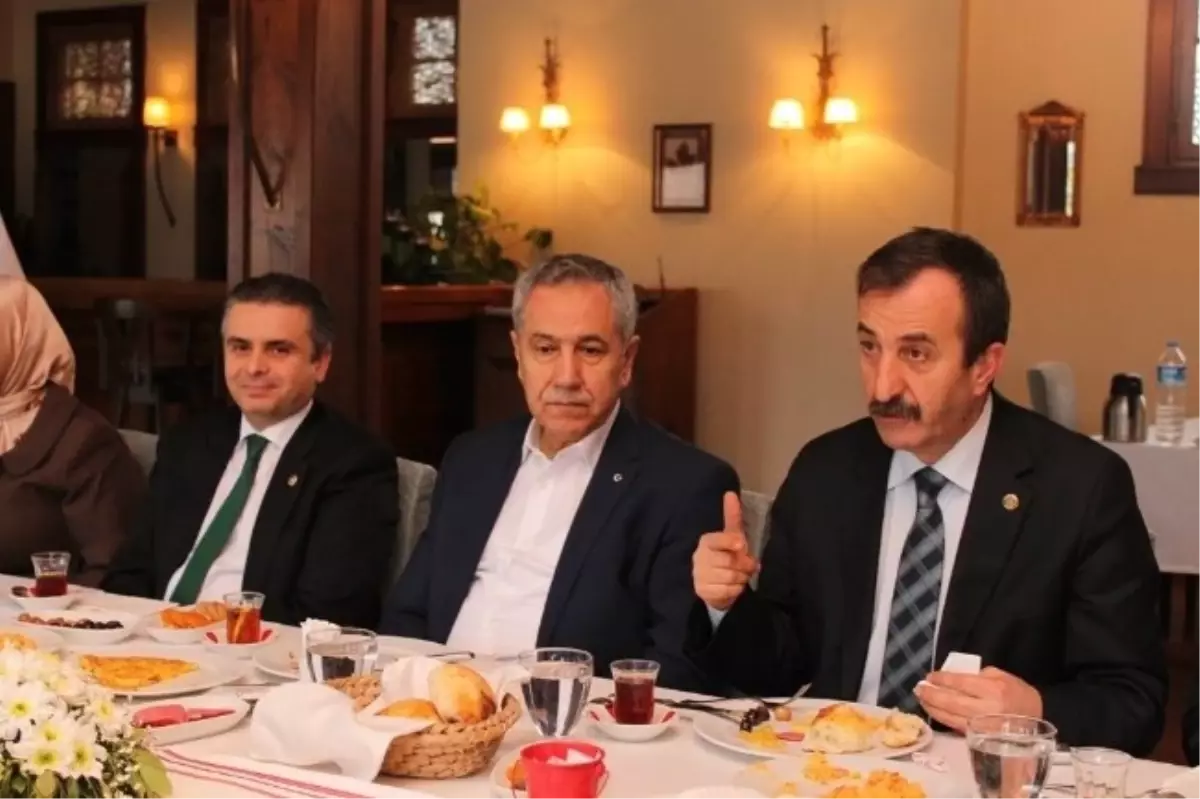 Arınç, Bursa Barosu Yönetim Kurulu Üyeleriyle Bir Araya Geldi