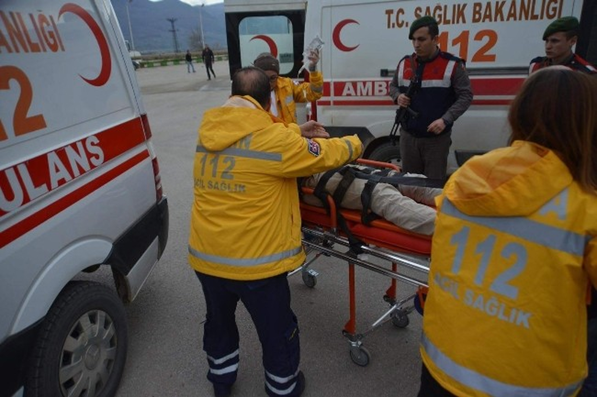 Bursa\'da Otomobil Benzin İstasyonuna Daldı: 3 Yaralı
