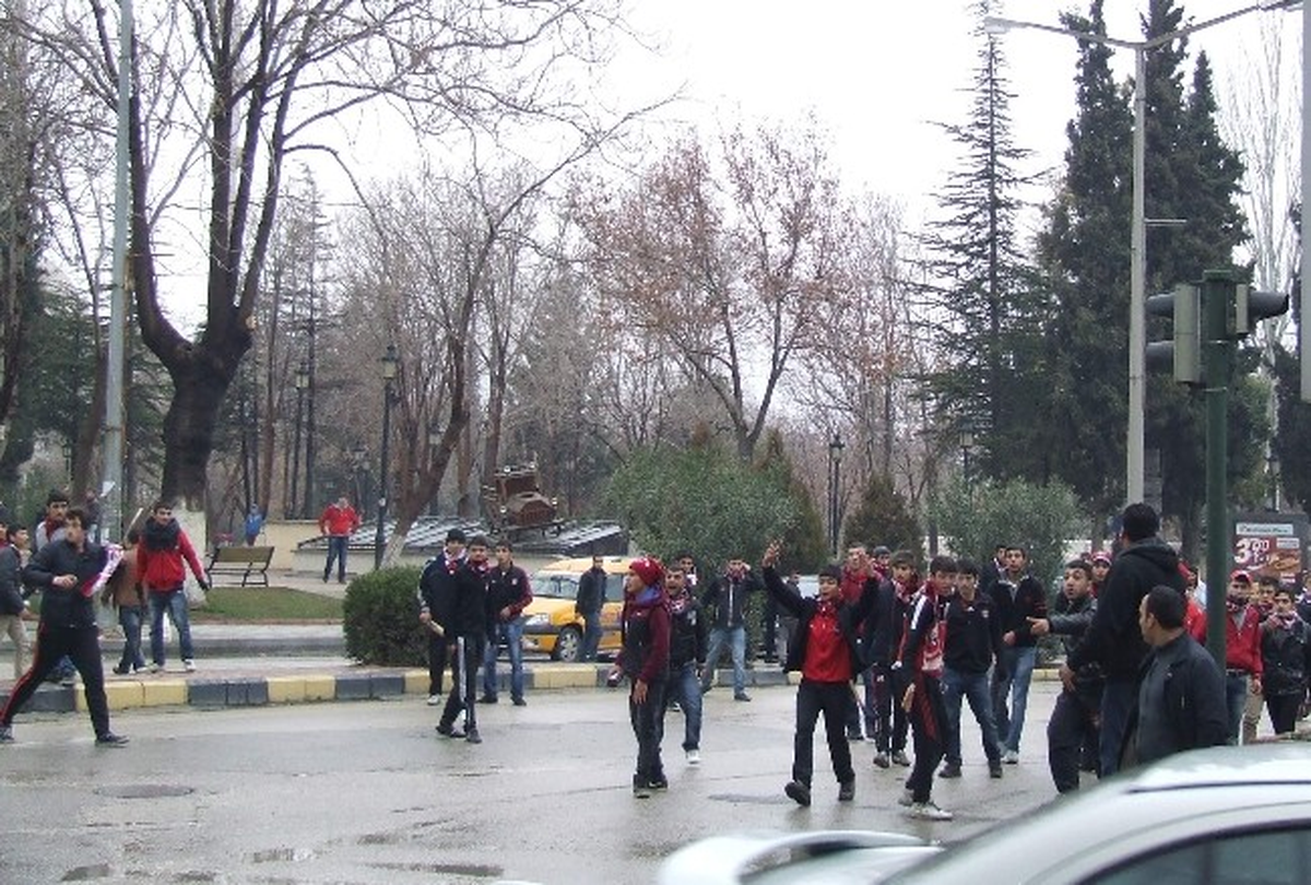 Gaziantepspor Taraftarları Taşlı, Sopalı Kavga Etti