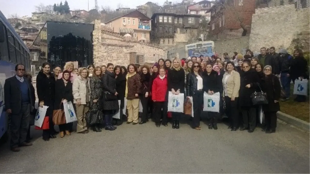 Kadınlar İzmit\'i Geziyor