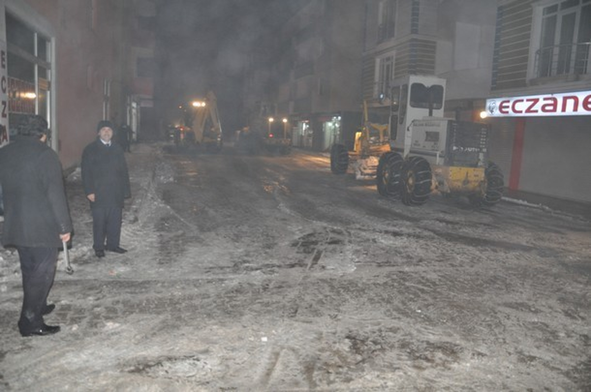 Kar Temizliği Sabahın İlk Işıklarına Kadar Sürdü