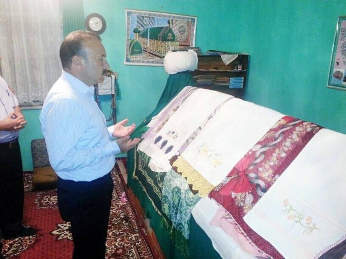Köydeki Türbeyi Belediye Onarıyor