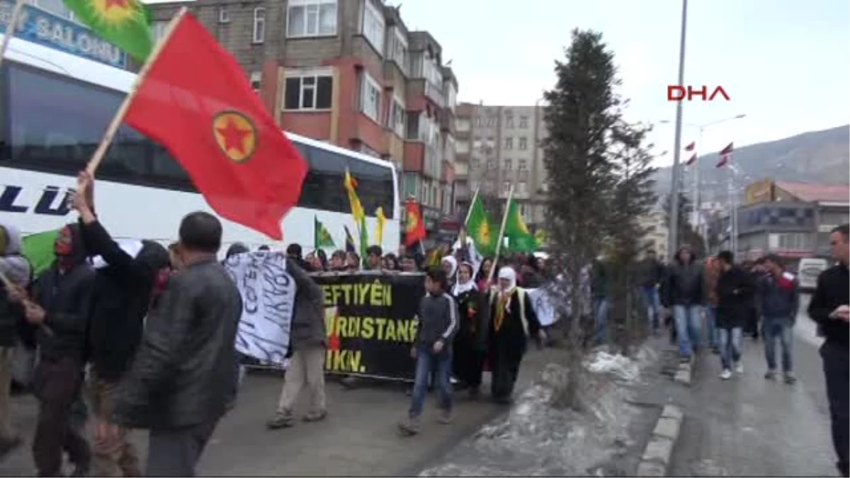 Rojava\'daki Özerklik Hakkari\'de Yürüyüşle Kutlandı