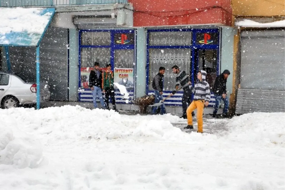 Tunceli\'ye Beklenen Kar Yağdı