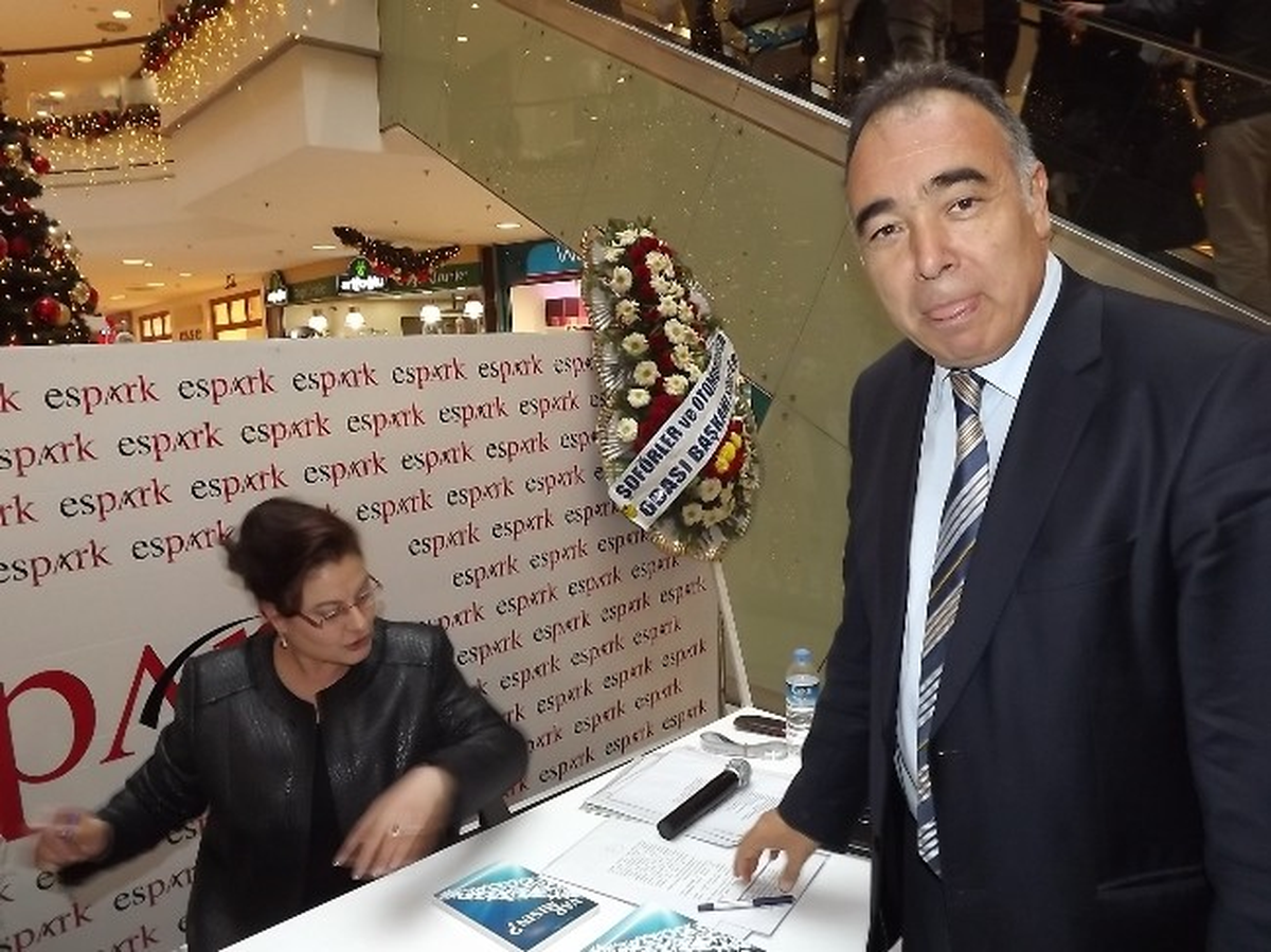 Yazar Emine Yontunç Okurları İçin Kitabını İmzaladı