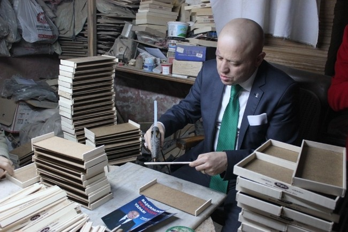 AK Parti\'nin Efeler Adayı Pekgüzel Tezgahın Başına Geçti