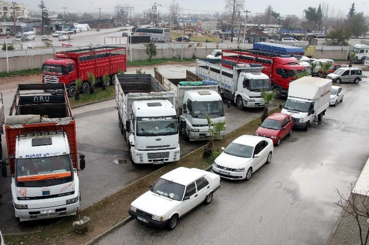 Antalya\'da Nakliyeciler Kontak Kapatıp Tavla Oynadı