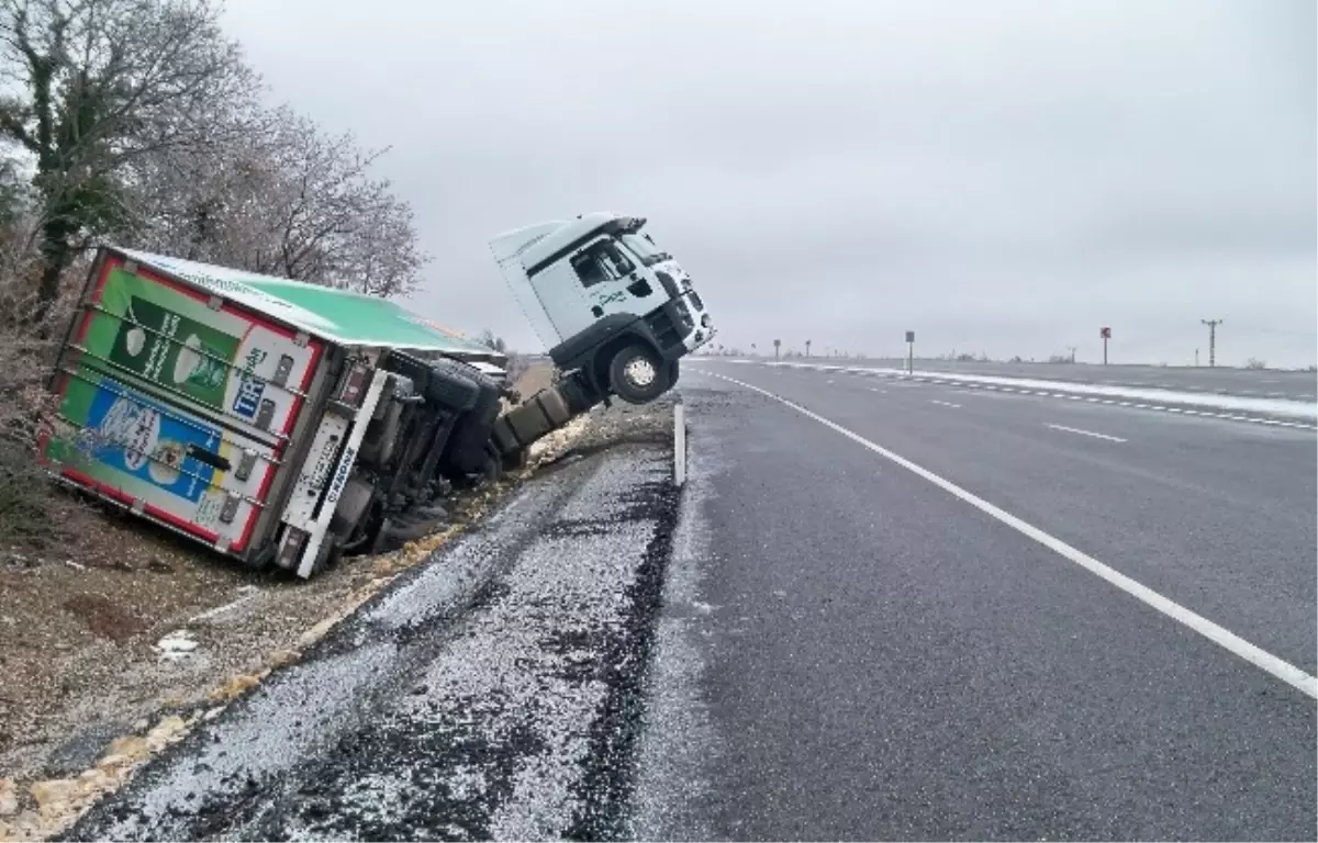 Tekirdağ\'da Buzlanan Yolda Kayan Tır Şarampole Devrildi