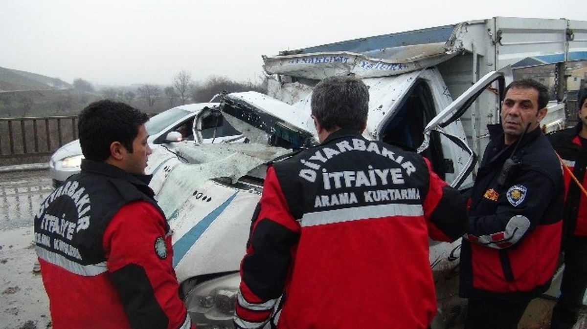 Diyarbakır\'da Trafik Kazası: 1 Ölü, 2 Yaralı