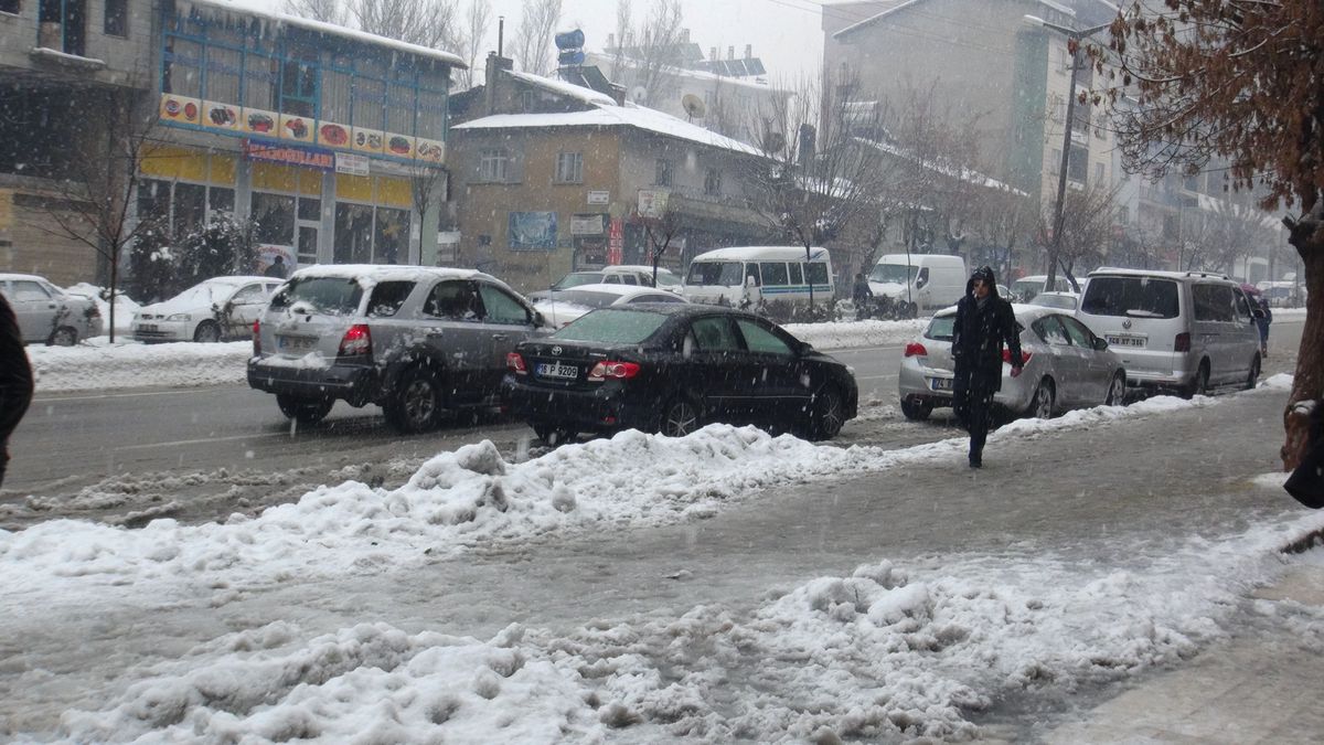 Kar, Muş-Kulp Karayolunu Ulaşıma Kapadı