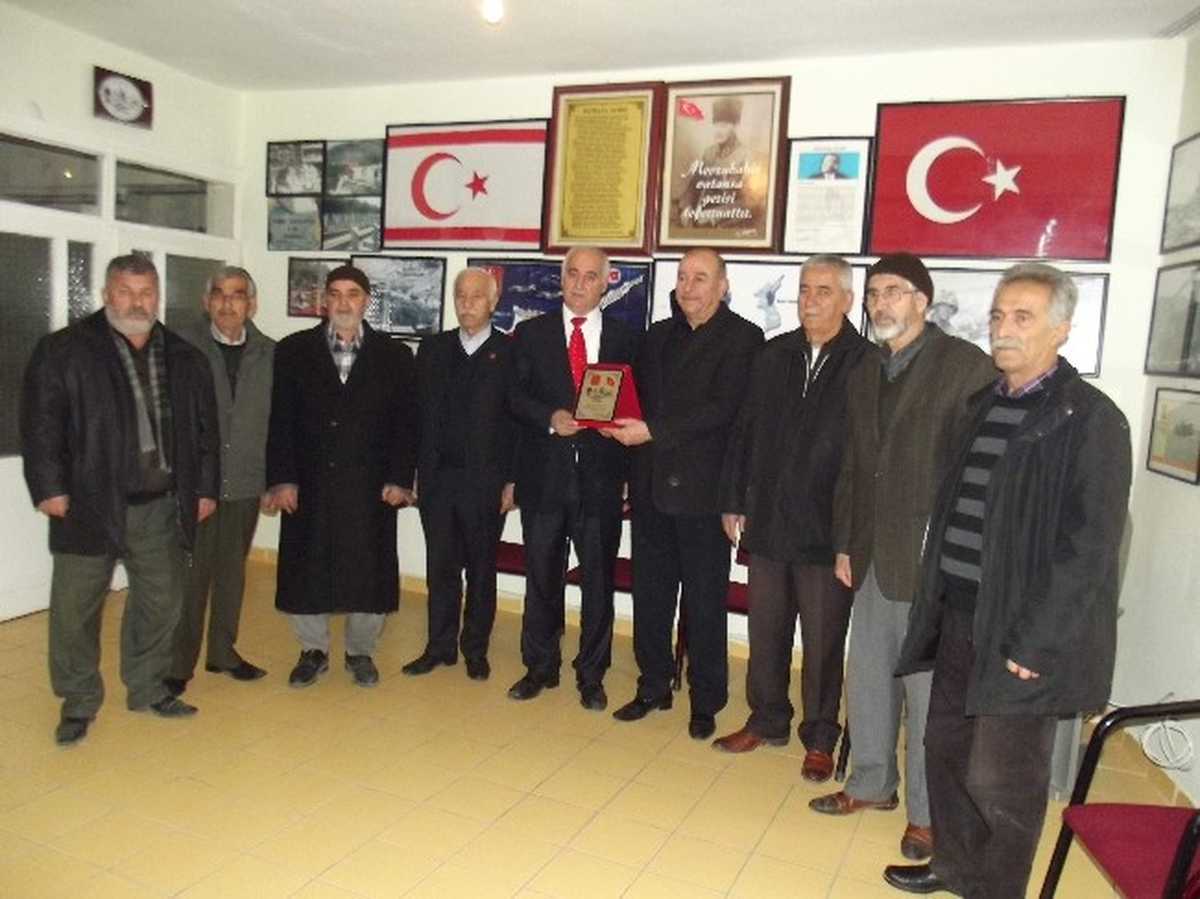 Gazilere Yardım Yapan İşadamı İlhan Aksoğan\'a Plaket