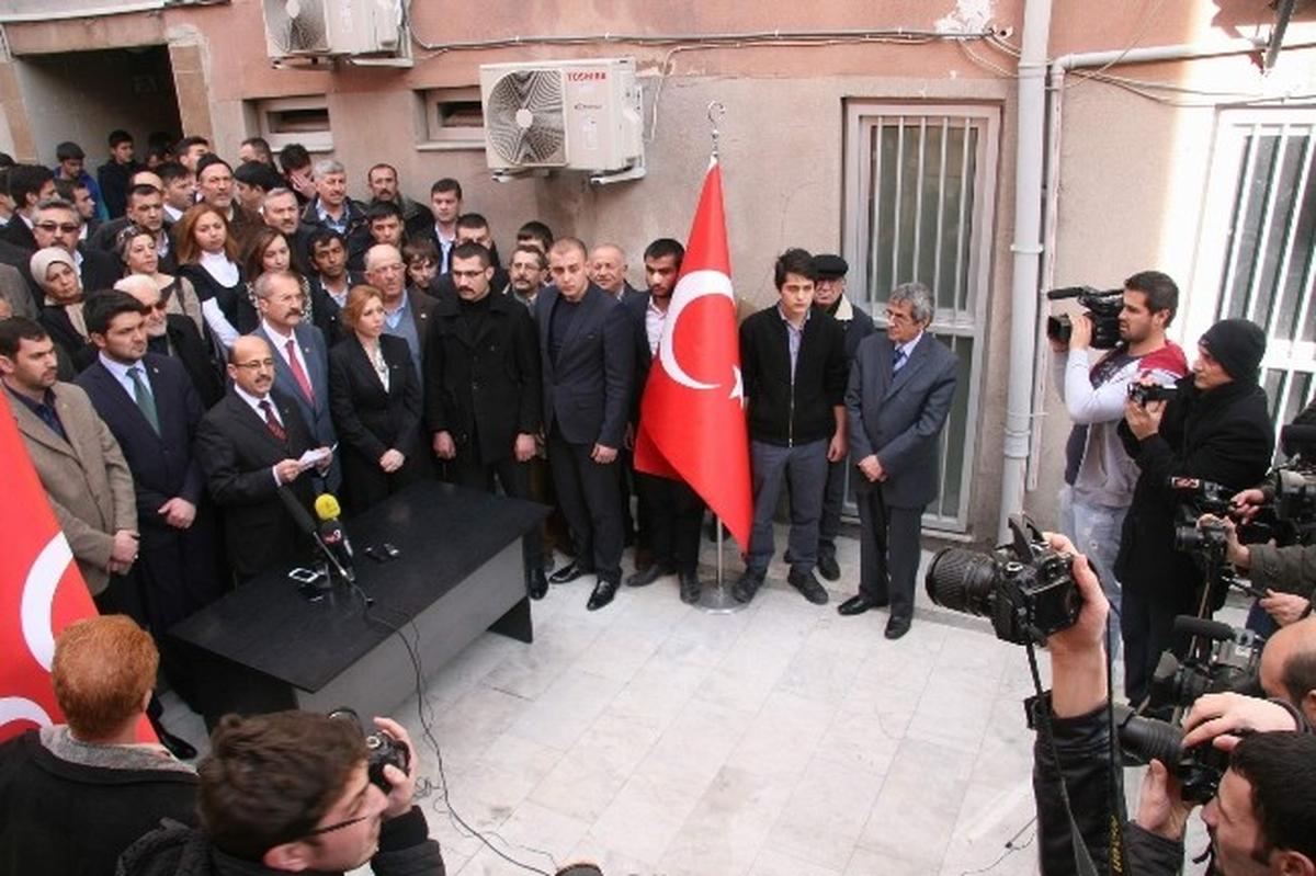 İstanbul Esenyurt\'ta MHP Seçim Bürosuna Yapılan Saldırı