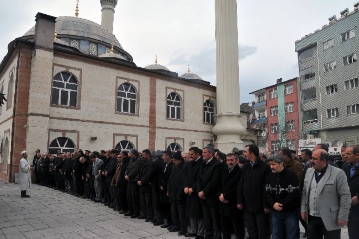 İstanbul Esenyurt\'taki Silahlı Saldırıda Hayatını Kaybeden MHP\'li Cengiz Akyıldız İçin Gümüşhane\'de...