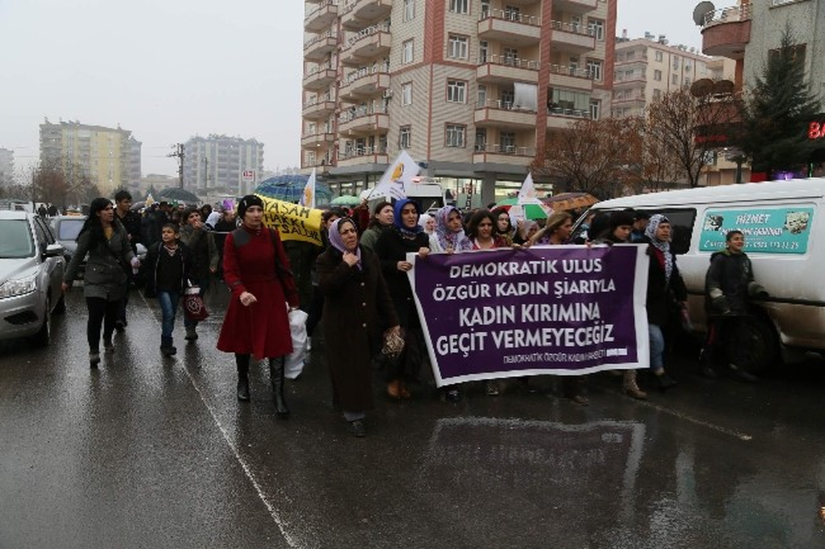 Kadın Cinayetleri Diyarbakır\'da Protesto Edildi