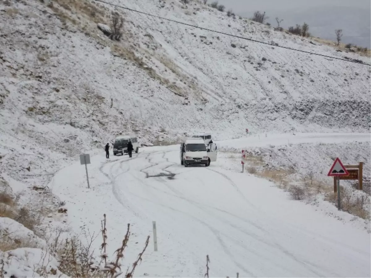 Kar Yağışı 13 Köy Yolunu Kapattı