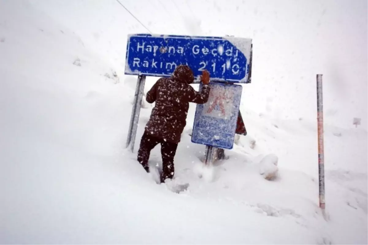 Kar Yağışı Hakkari\'de Hayatı Felç Etti