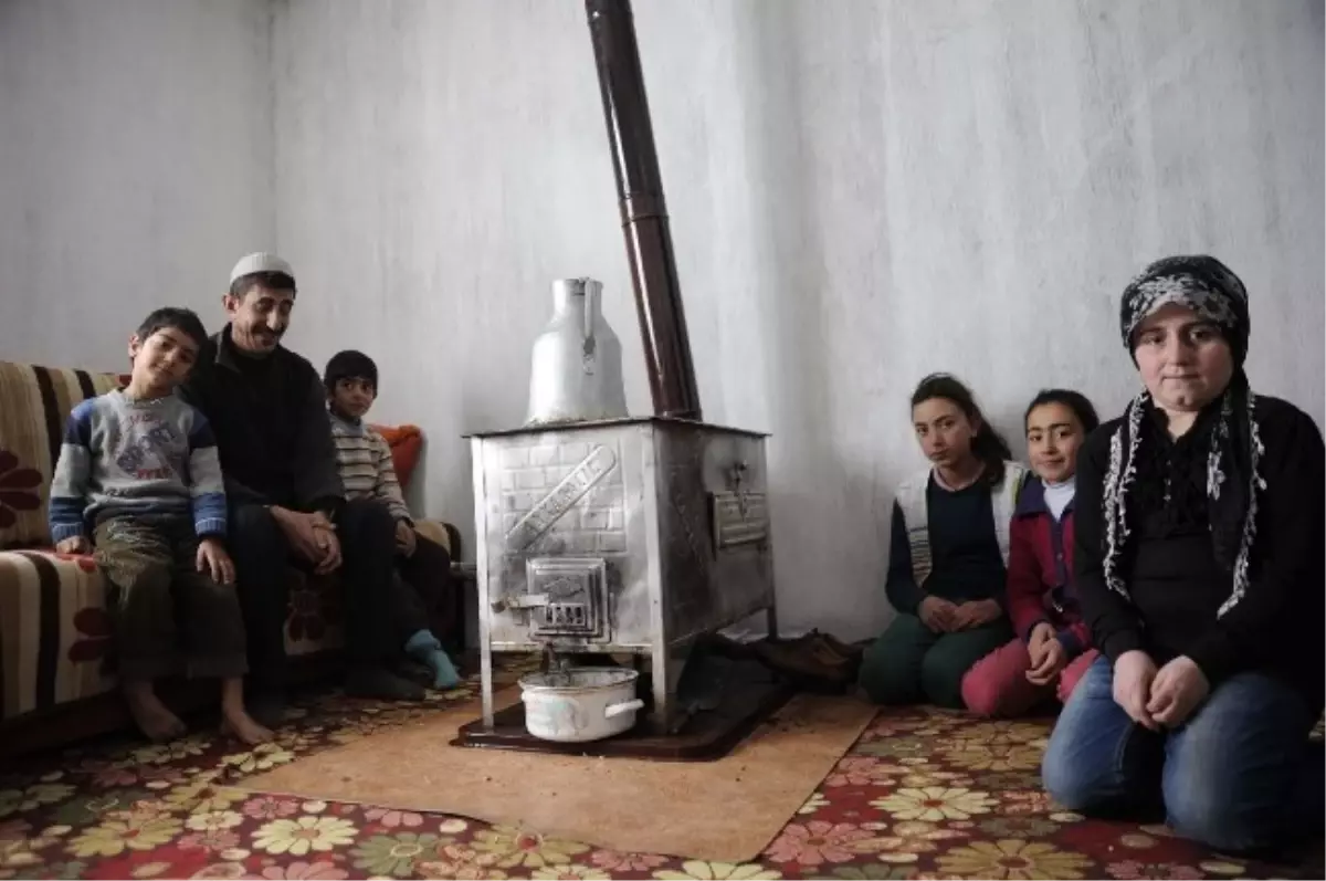Bitlis\'te Köylüler Tezek Yakarak Isınmaya Çalışıyor