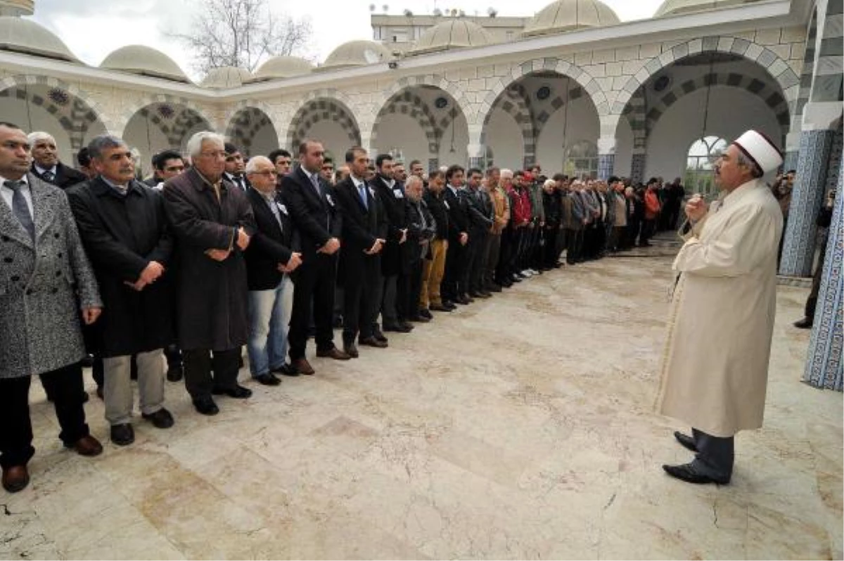 MHP\'li Akyıldız İçin Adana ve Mersin\'de Gıyabi Cenaze Namazı