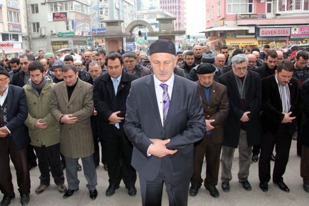 Rize\'de MHP\'nin Gıyabi Cenaze Namazında İmam Krizi