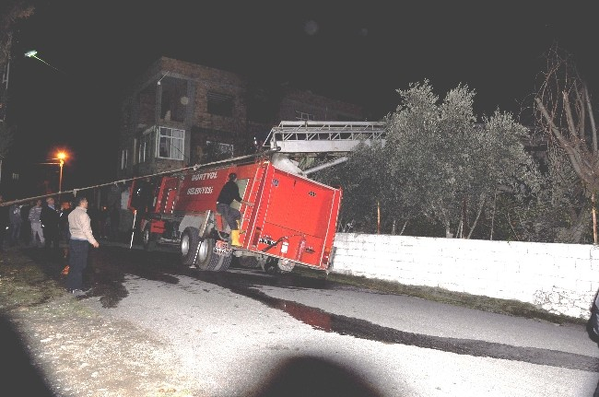 Yangına Giden İtfaiye Aracı Yan Yattı, Düşen İtfaiyeci Yaralandı