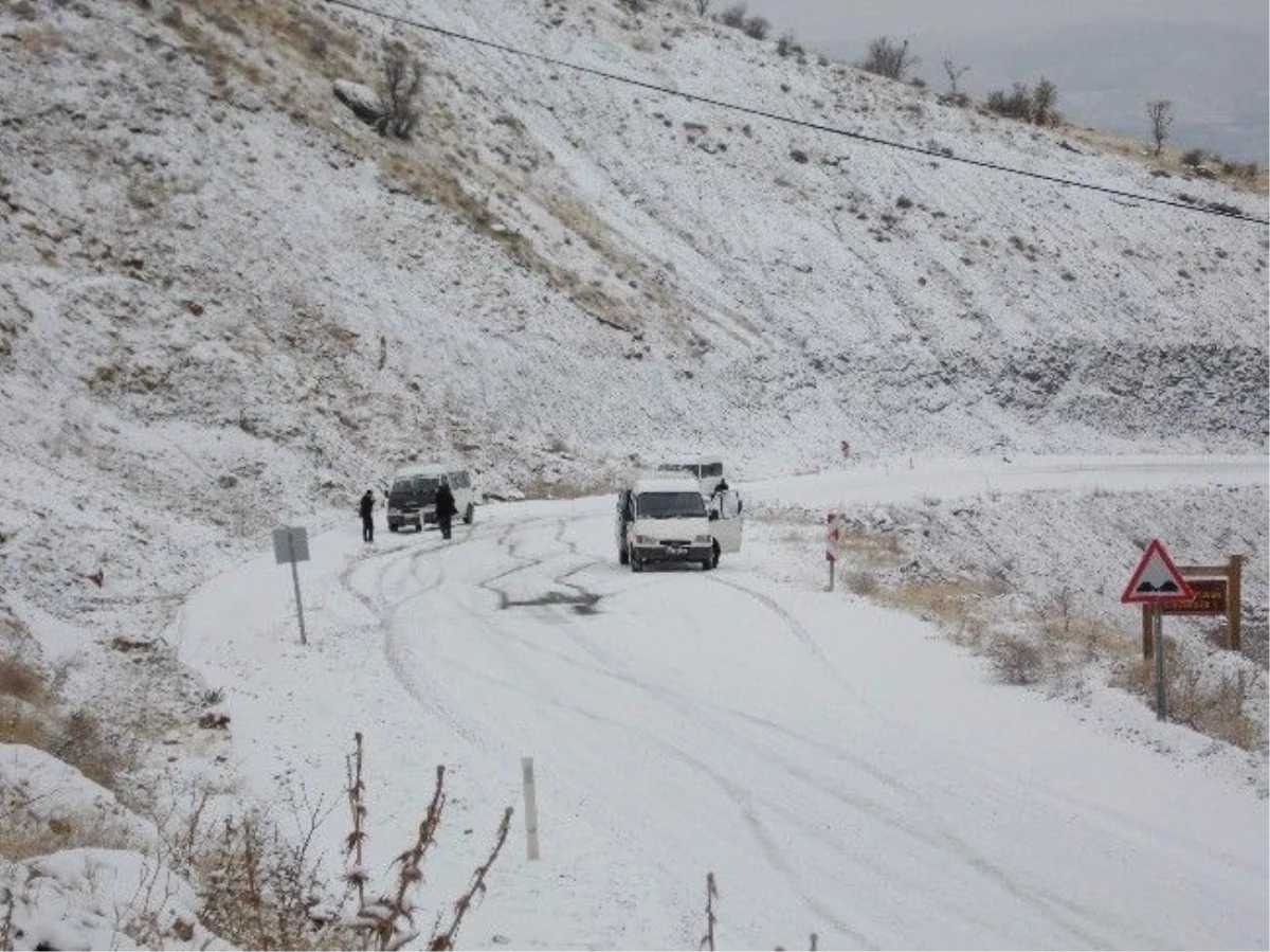 Yüksekova\'da Kar Yağışı Trafiği Olumsuz Etkiledi