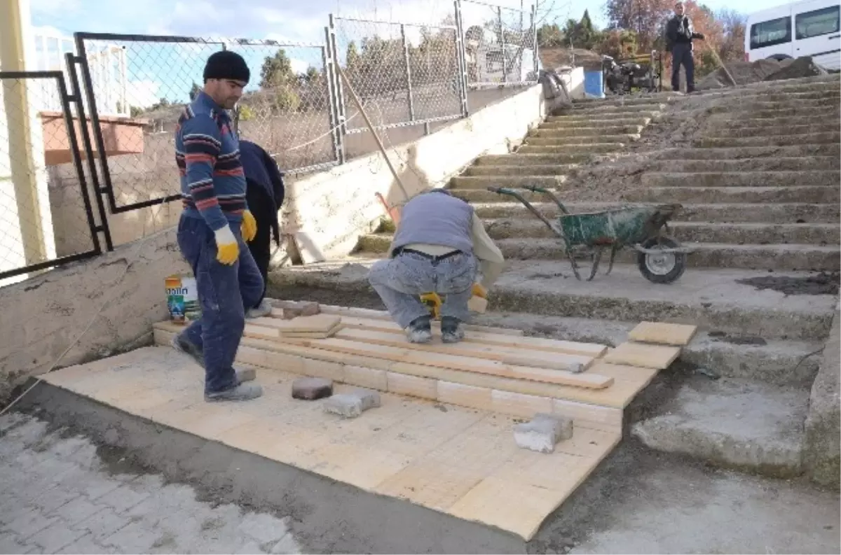 Bozüyük Belediyesi 1023 Sokak Merdivenlerini Yeniliyor