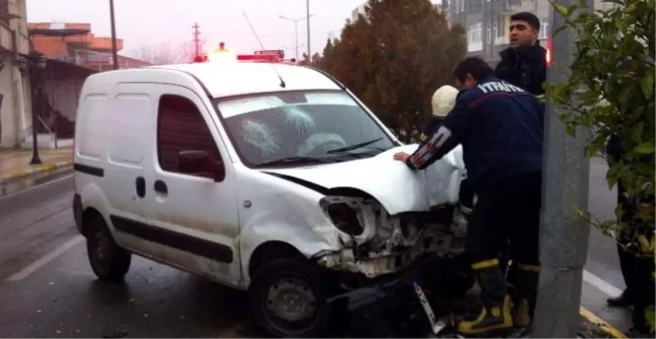 Adıyaman\'da Otomobiller Çarpıştı: 2 Yaralı