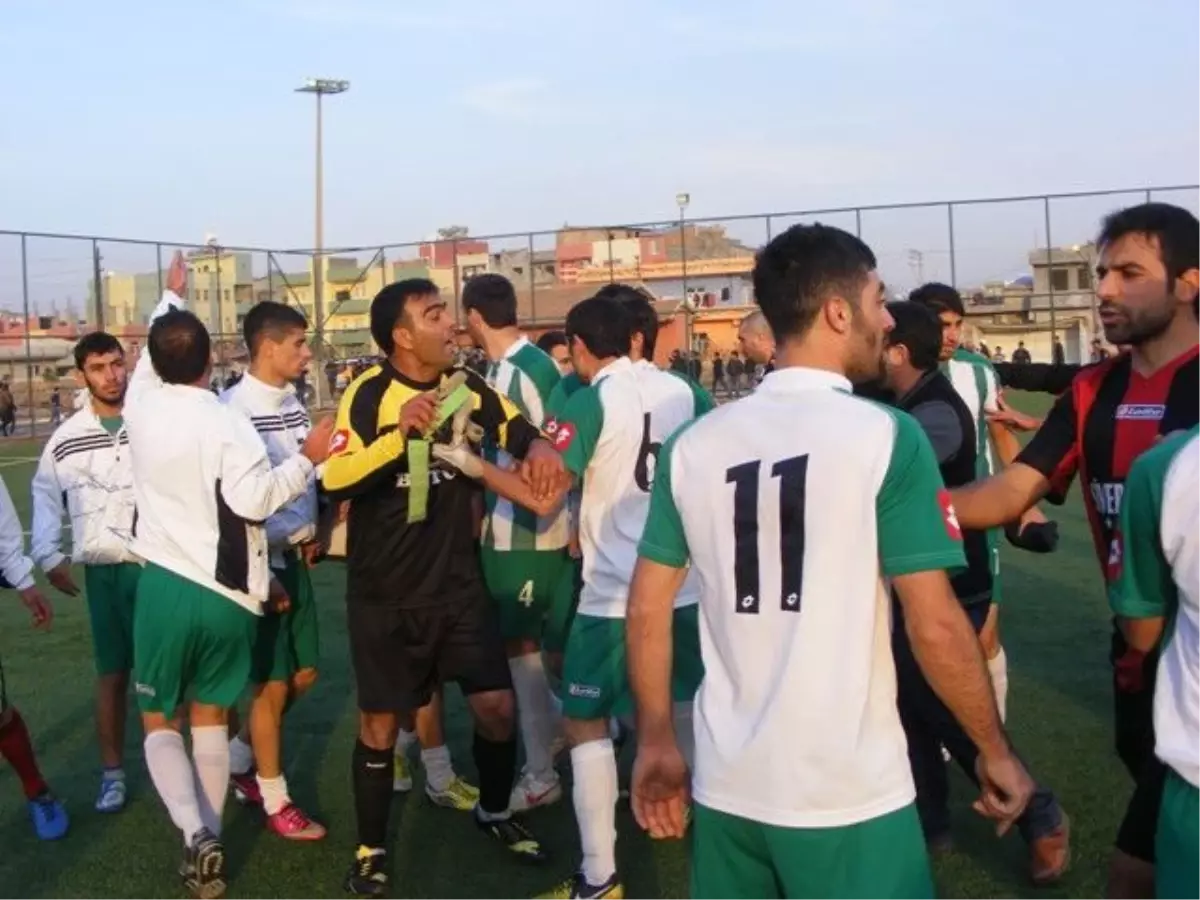 Amatör Lig Maçında Futbolcu Hakemi Darbetti