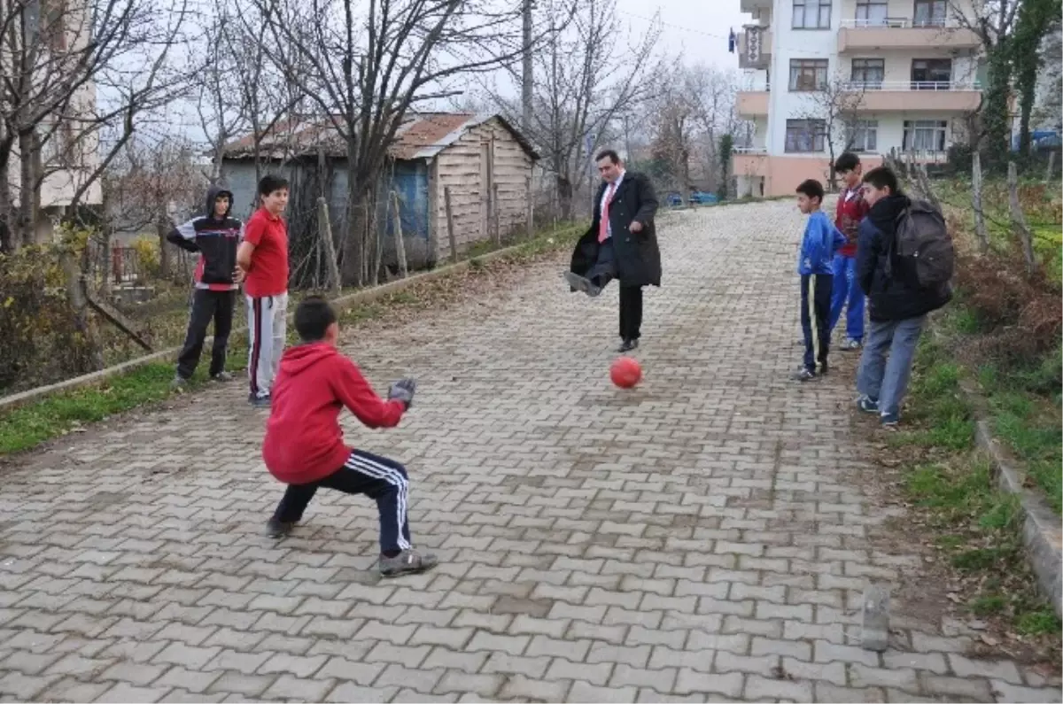 Başkan Adayı Çocuklarla Futbol Oynadı