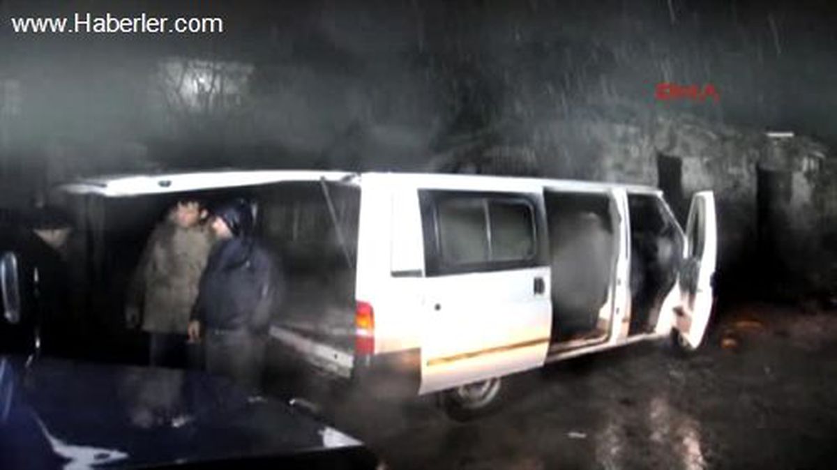 Çukurca\'da AKP İlçe Başkanının Minibüsü Kundaklandı