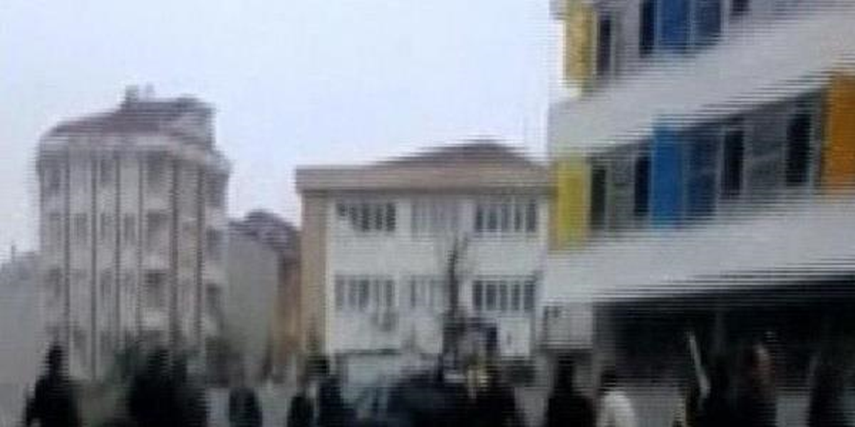 Esenyurt\'taki MHP Seçim Bürosu Önünde Silahların Patladığı An