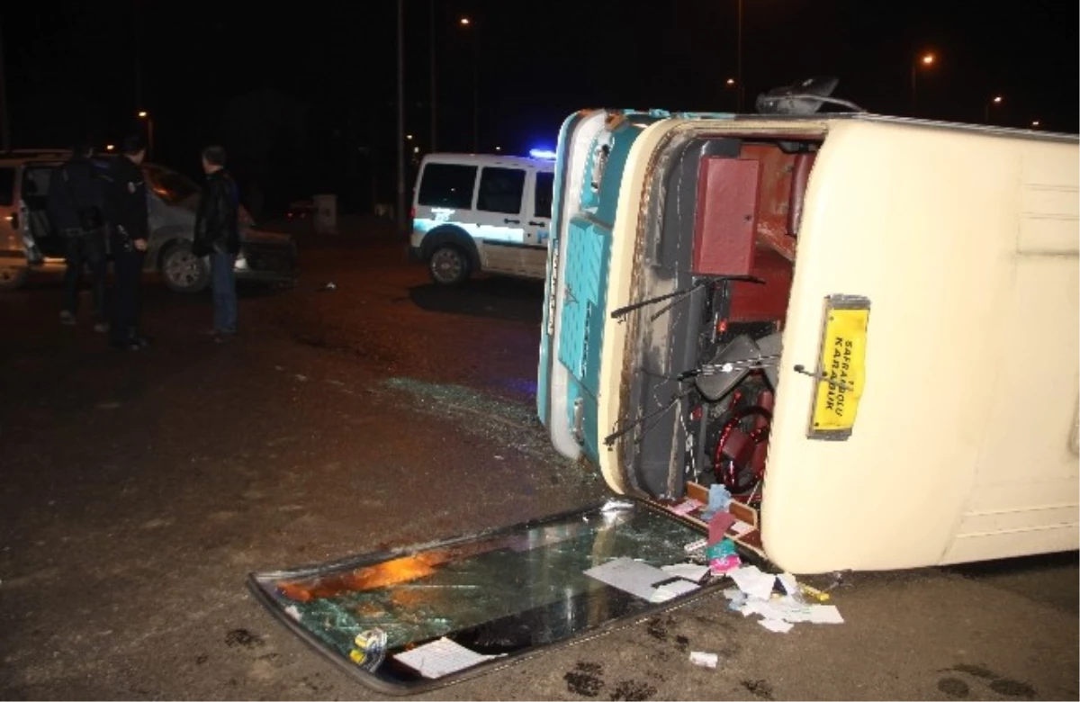 Karabük\'te Yolcu Minibüsü ile Otomobil Çarpıştı: 4 Yaralı