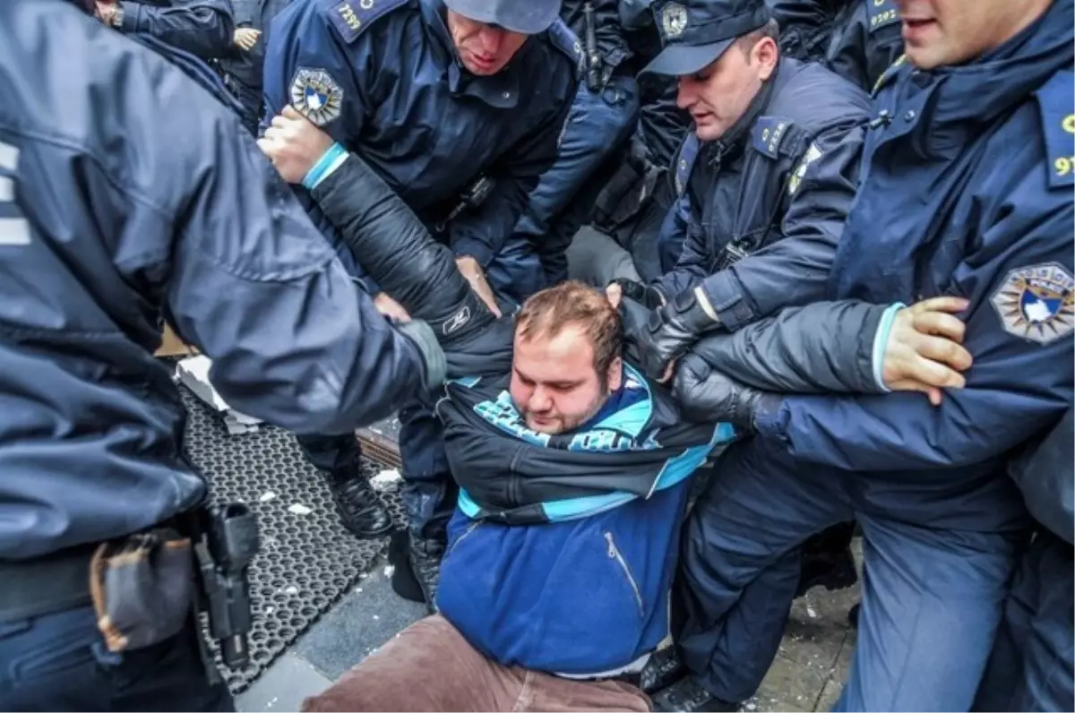 Kosova\'da Protestocu Öğrencilere Polis Müdahalesi