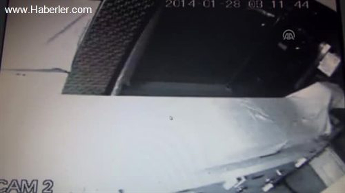 Kuyumcudan hırsızlık güvenlik kamerasına yansıdı -