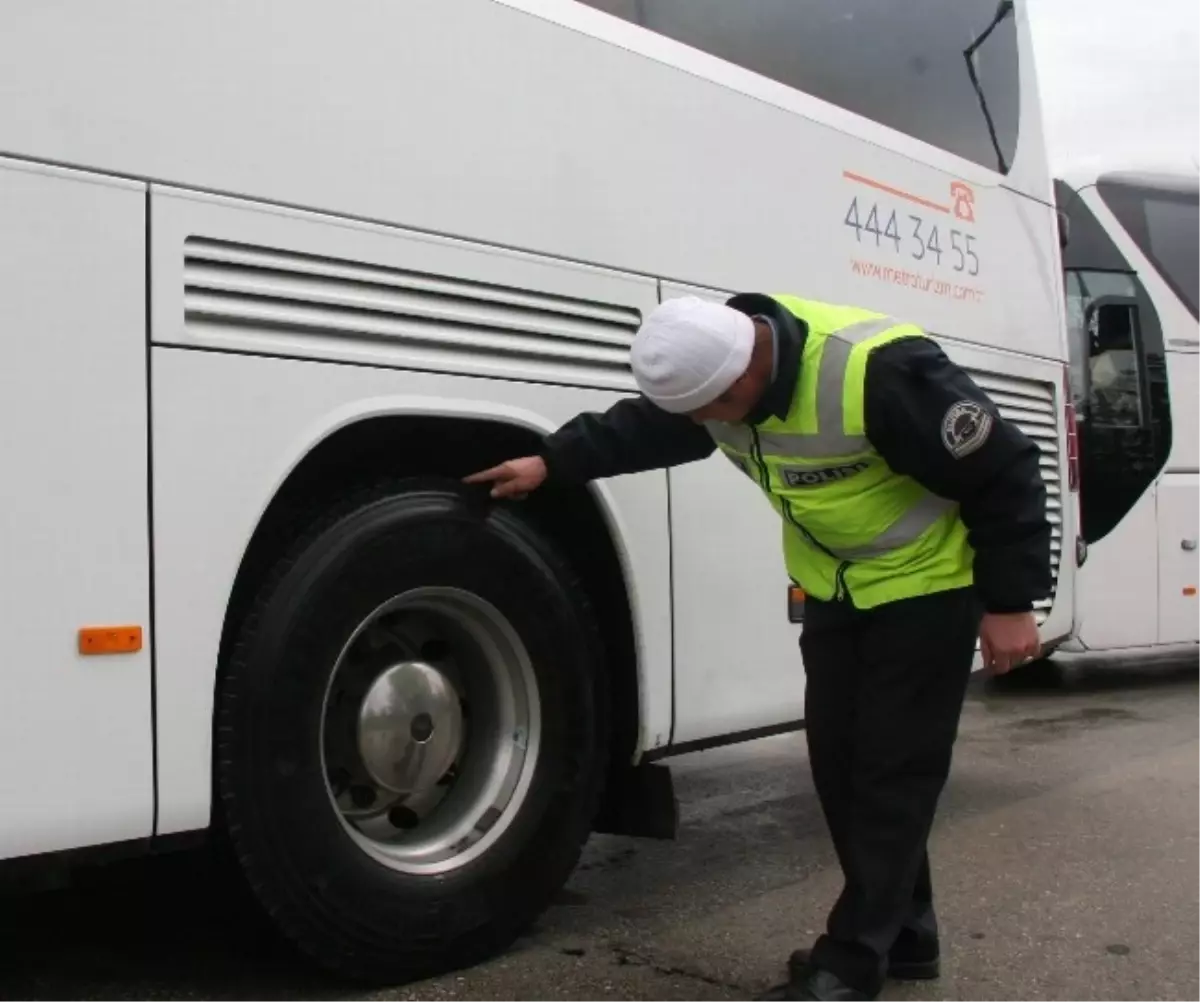 Mevzuat Sadece Arka Lastikleri Kapsıyor Otobüs Sürücüleri Silinmiş Ön Lastikleri Umursamıyor