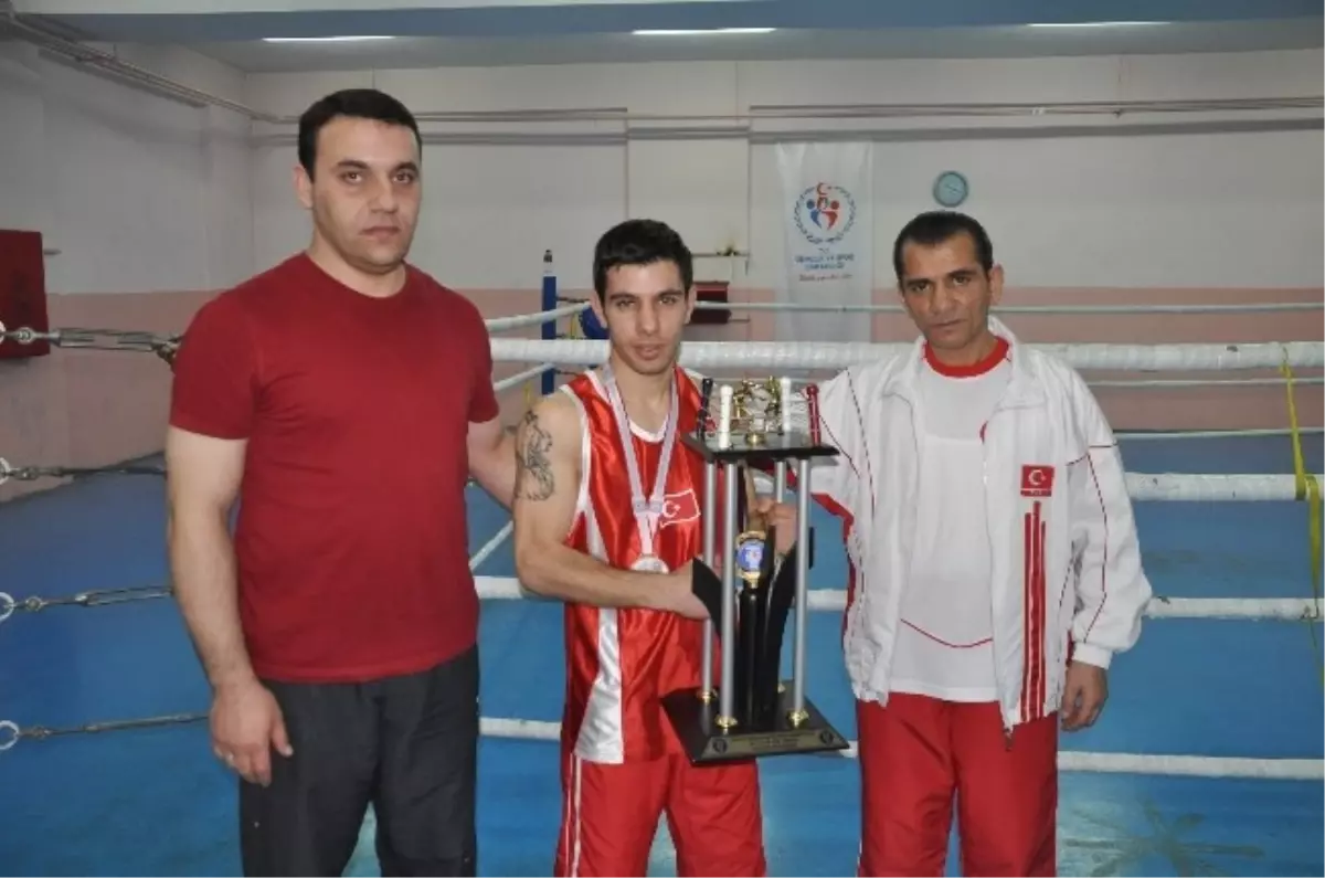 Milli Boksör Ertuğrul Erdemir, Milli Takım Hazırlık Kampına Katıldı