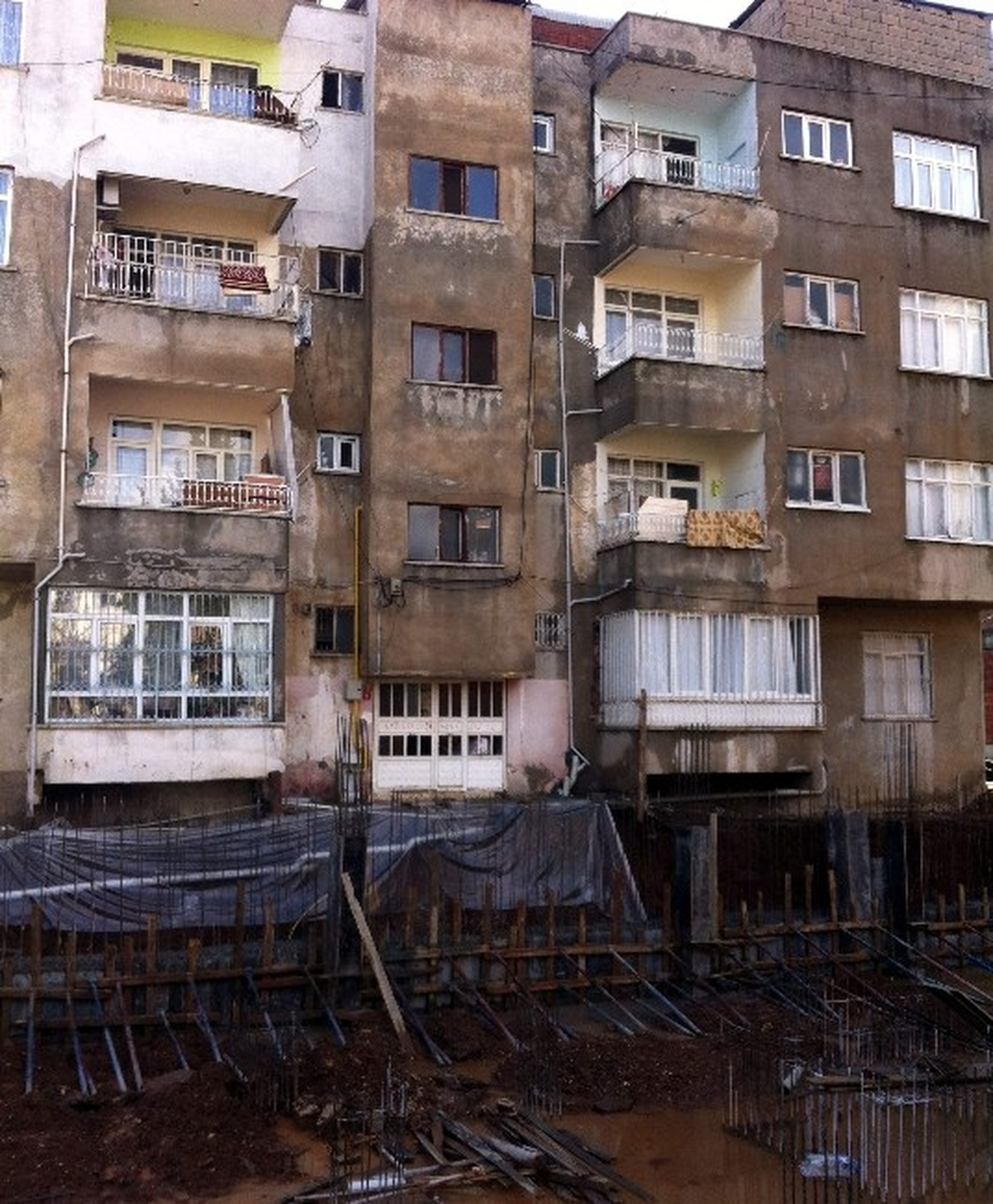 Önüne Bina Yapılınca Apartmanın Girişi Kapandı