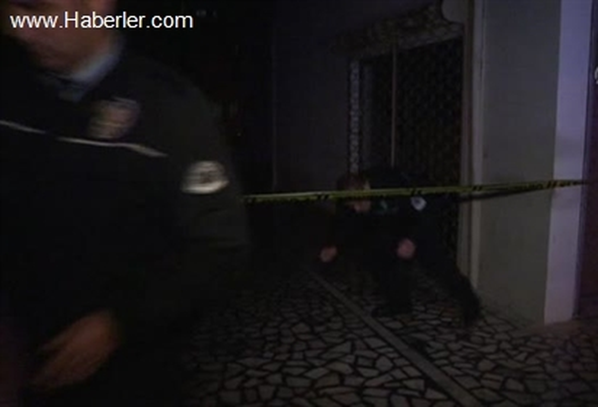 Polis Önce Eşini Vurdu Ardından İntihar Etti