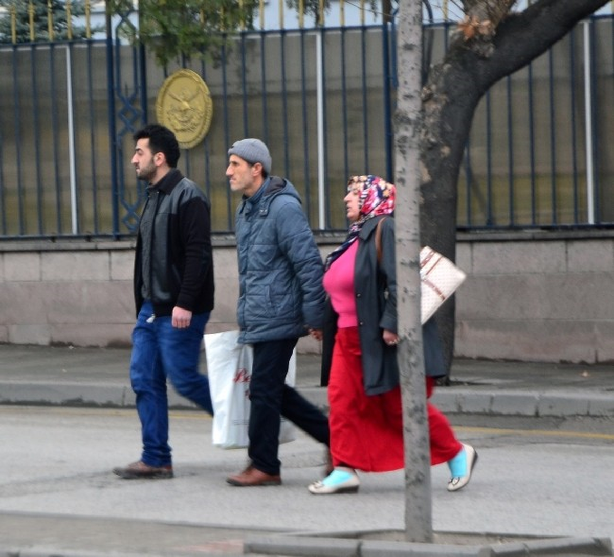 TBMM Önüne Gelen 3 Kişi Kendini Yakmaya Çalıştı