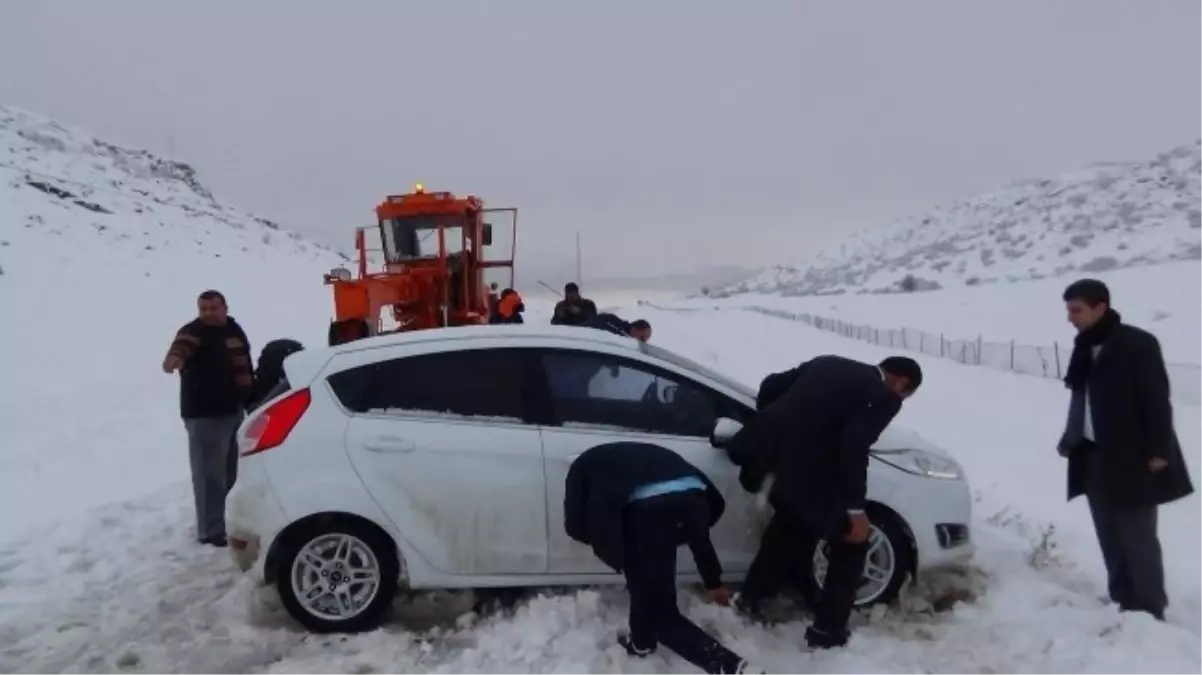 Zincirsiz Araçlar Yolda Mahsur Kaldı