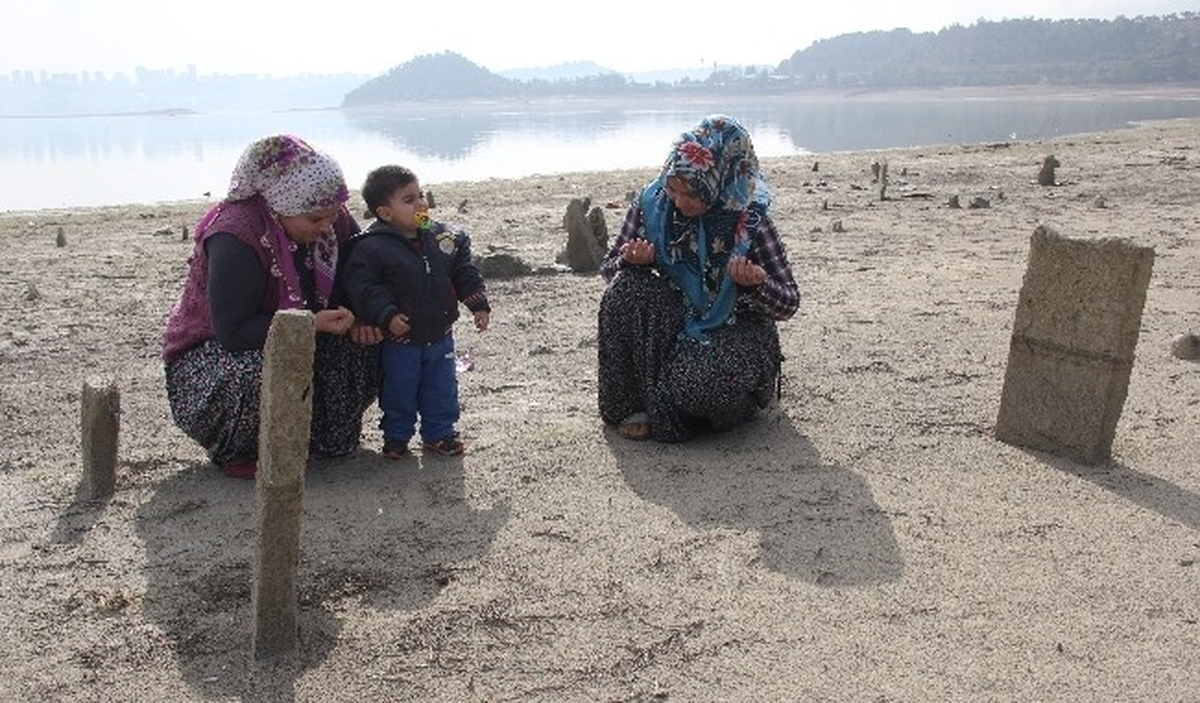 58 Yıl Sonra Ortaya Çıkan Atalarının Mezarını Ziyaret Ettiler