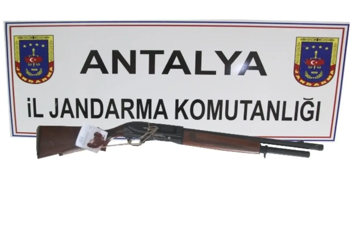 Antalya\'da Bir Kişi Dört Arkadaşını Tüfekle Yaraladı