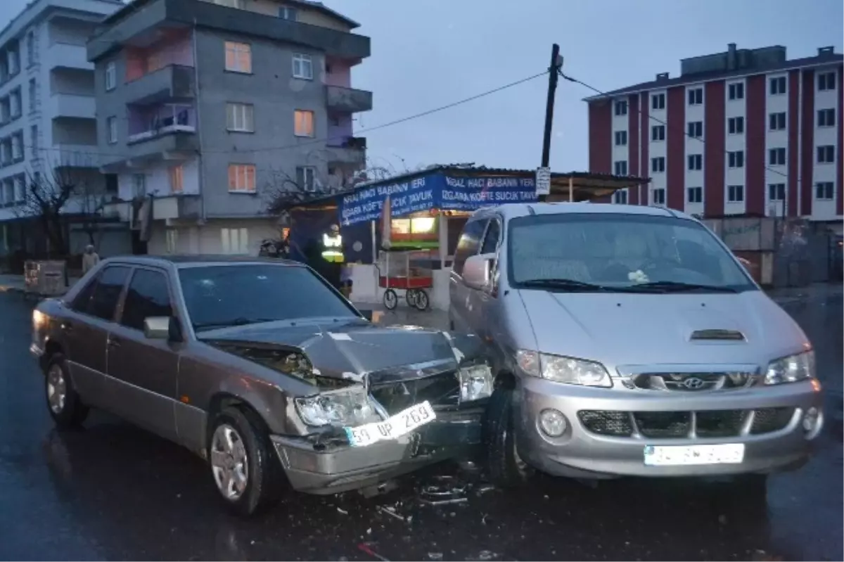 Araçlar Kafa Kafaya Çarpıştı: 1 Yaralı