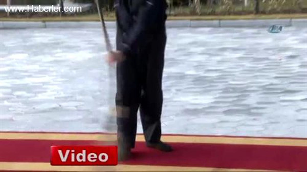 Başbakan\'ın Kırmızı Halısını Ayakkabısız Temizlediler