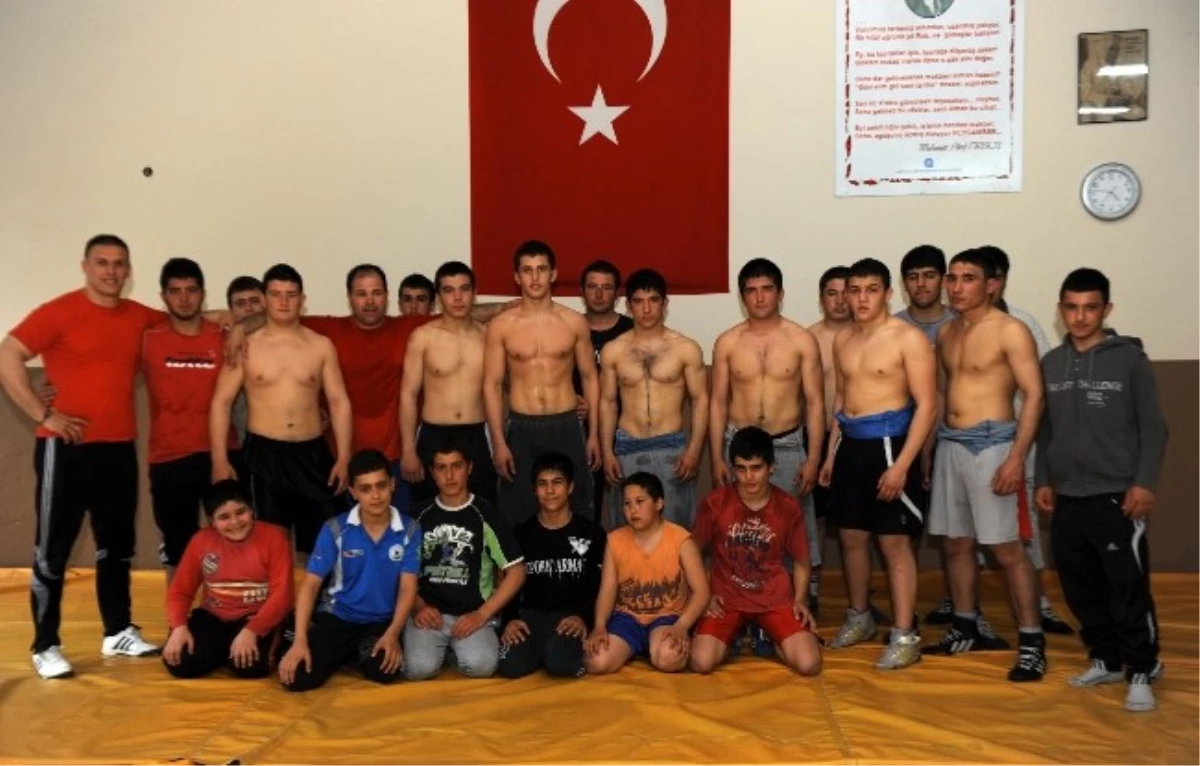Antalya Büyükşehir\'in Güreşçileri Minderi Alt Üst Etti