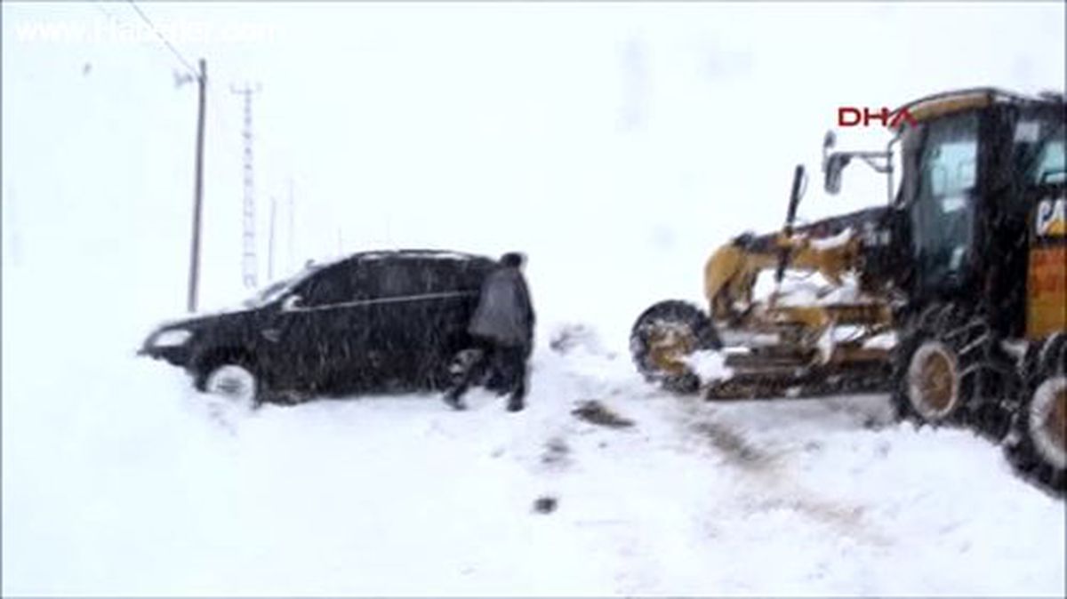 Başkale\'de Kar Kalınlığı 1 Metreye Ulaştı