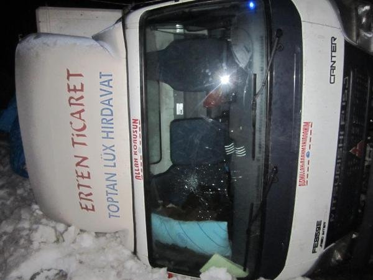 Ehliyetsiz Gencin Kullandığı Kamyon Devrildi: 1 Yaralı